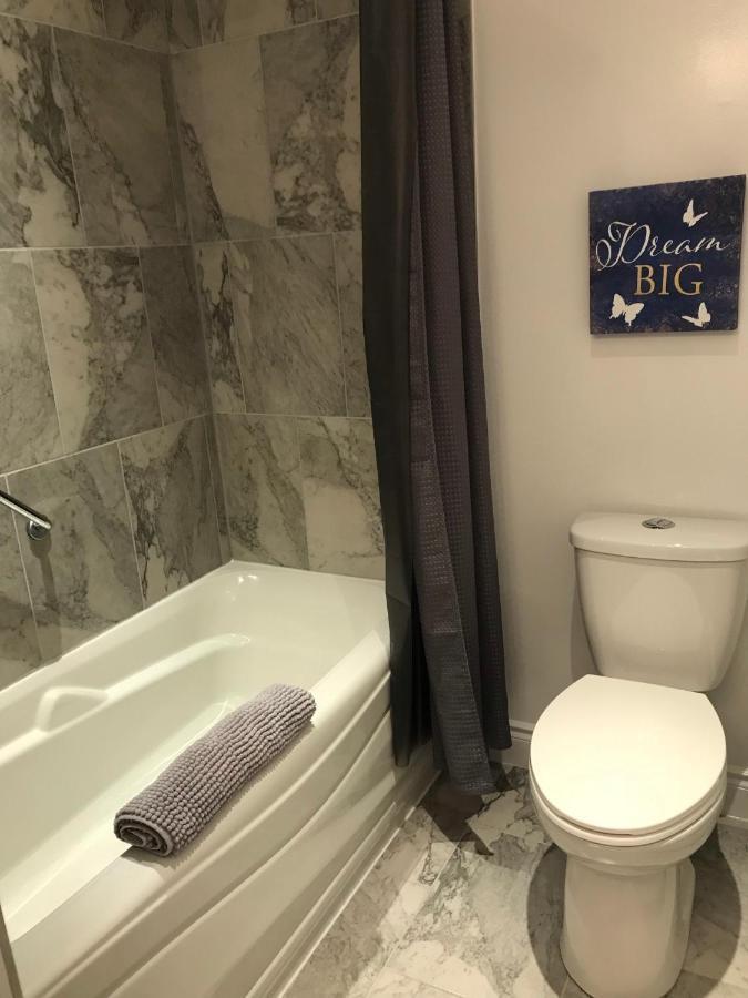 Ottawa Downtown Executive Apartment Retreat With Private Balcony Near Bank Street - Sleep Max 2 المظهر الخارجي الصورة
